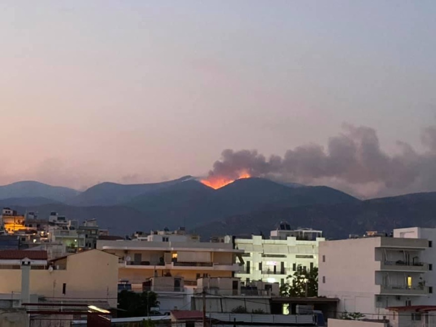 Φωτιές στην Αττική: Δεύτερη νύχτα αγωνίας στα Βίλια - Στις φλόγες το όρος Πατέρα