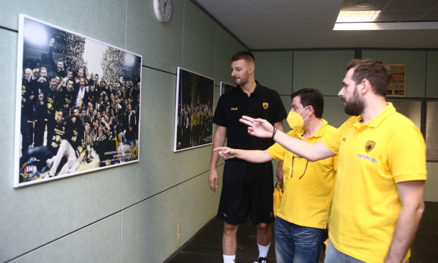 ΑΕΚ: Στην Αθήνα ο Γκρίφιν, ξεναγήθηκε στο κλειστό των Λιοσίων ο Γέλοβατς