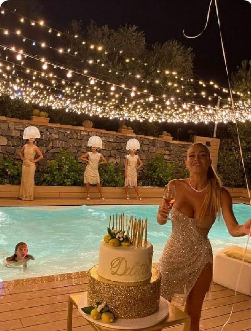 Σάλος στην Ιταλία με το πάρτι της Ντιλέτα Λεότα: «Ντροπιάζεις τη γυναικεία αξιοπρέπεια»