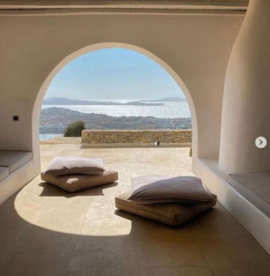 Κάρλα Μπρούνι: Η πρώην Πρώτη Κυρία της Γαλλίας κάνει διακοπές στην Ελλάδα - Δείτε φωτογραφίες