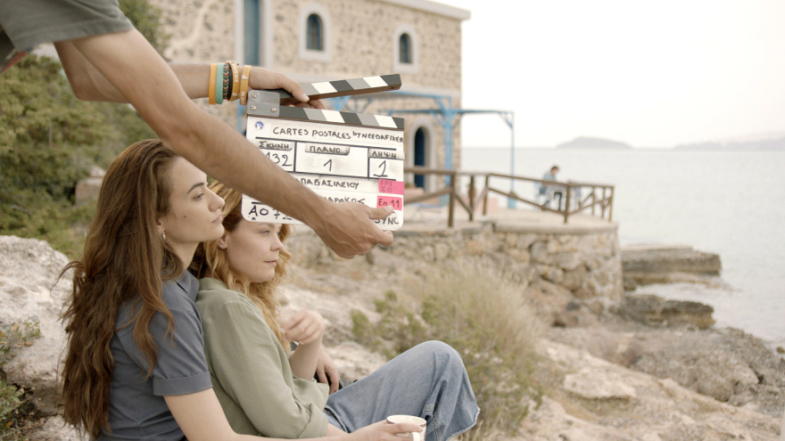 «Καρτ ποστάλ»: Η Λένα Παπαληγούρα και η Μελισσάνθη Μάχουτ στα γυρίσματα της νέας σειράς της ΕΡΤ