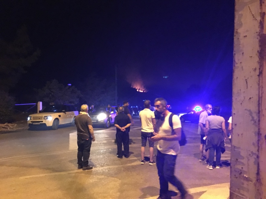 Τρίτη νύχτα αγωνίας για τα Βίλια: Στον Προφήτη Ηλία το βασικό μέτωπο της φωτιάς που γύρισε προς τα καμένα  - Μάχη με τις αναζωπυρώσεις