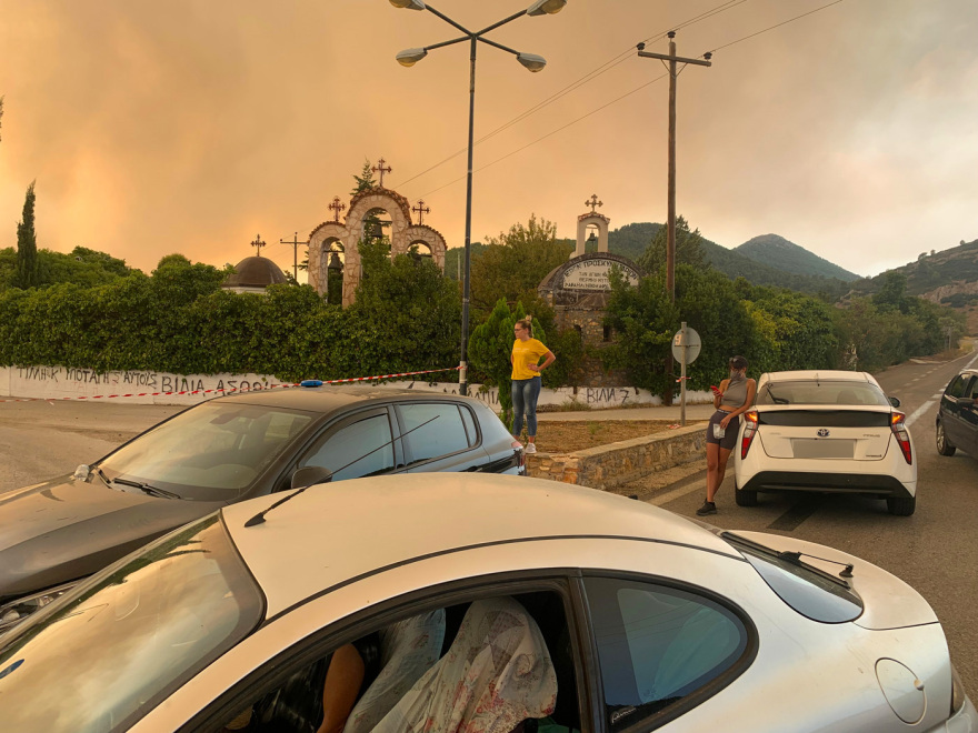 Τρίτη νύχτα αγωνίας για τα Βίλια: Στον Προφήτη Ηλία το βασικό μέτωπο της φωτιάς που γύρισε προς τα καμένα  - Μάχη με τις αναζωπυρώσεις