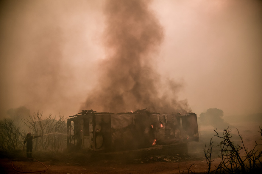 Τρίτη νύχτα αγωνίας για τα Βίλια: Στον Προφήτη Ηλία το βασικό μέτωπο της φωτιάς που γύρισε προς τα καμένα  - Μάχη με τις αναζωπυρώσεις