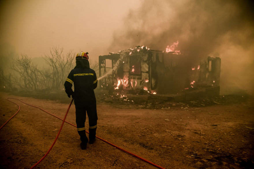 Τρίτη νύχτα αγωνίας για τα Βίλια: Στον Προφήτη Ηλία το βασικό μέτωπο της φωτιάς που γύρισε προς τα καμένα  - Μάχη με τις αναζωπυρώσεις