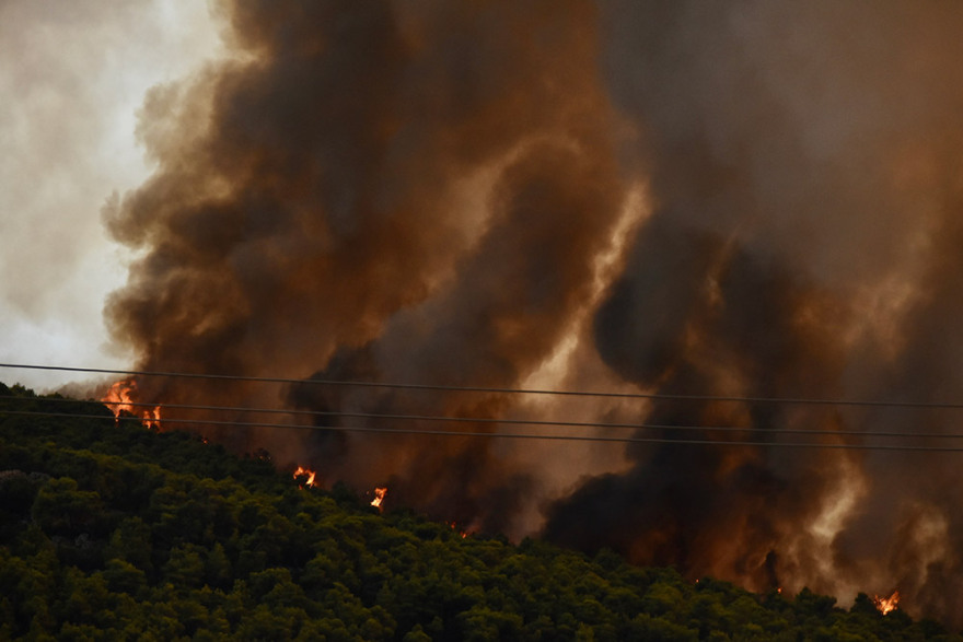 Τρίτη νύχτα αγωνίας για τα Βίλια: Στον Προφήτη Ηλία το βασικό μέτωπο της φωτιάς που γύρισε προς τα καμένα  - Μάχη με τις αναζωπυρώσεις
