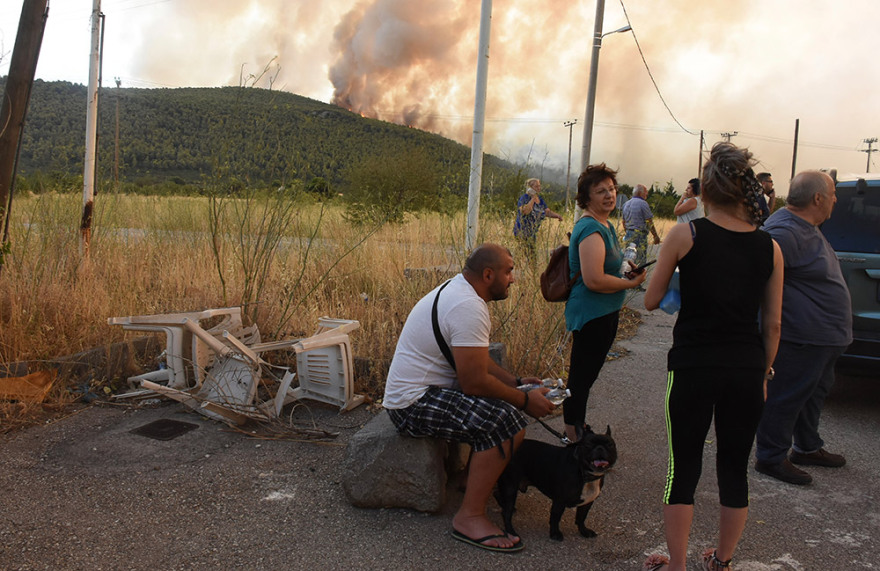 Τρίτη νύχτα αγωνίας για τα Βίλια: Στον Προφήτη Ηλία το βασικό μέτωπο της φωτιάς που γύρισε προς τα καμένα  - Μάχη με τις αναζωπυρώσεις