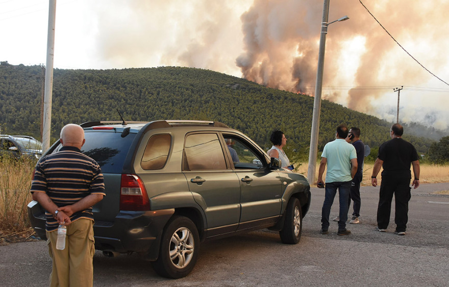 Τρίτη νύχτα αγωνίας για τα Βίλια: Στον Προφήτη Ηλία το βασικό μέτωπο της φωτιάς που γύρισε προς τα καμένα  - Μάχη με τις αναζωπυρώσεις