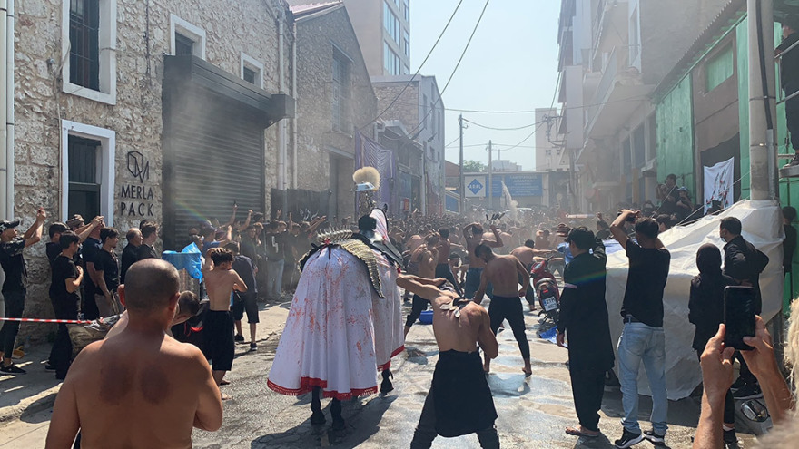 Ασούρα: Σιίτες Μουσουλμάνοι αυτομαστιγώθηκαν στον Πειραιά - Δείτε φωτογραφίες και βίντεο