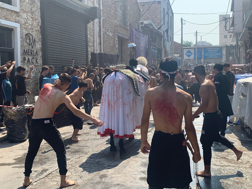 Ασούρα: Σιίτες Μουσουλμάνοι αυτομαστιγώθηκαν στον Πειραιά - Δείτε φωτογραφίες και βίντεο