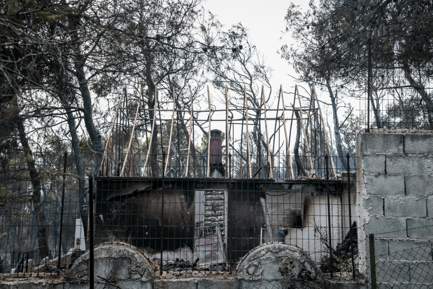 Βίλια: Καμένα κτίρια και δάσος - Δείτε τι αφήνει πίσω της η πυρκαγιά (Φωτογραφίες)
