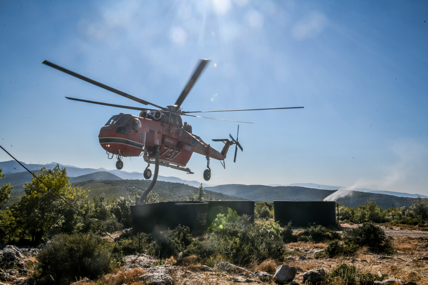 Εντυπωσιακό βίντεο: Πυροσβεστικό ελικόπτερο Ericsson κάνει ανεφοδιασμό από δεξαμενή