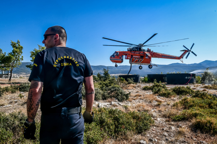 Εντυπωσιακό βίντεο: Πυροσβεστικό ελικόπτερο Ericsson κάνει ανεφοδιασμό από δεξαμενή