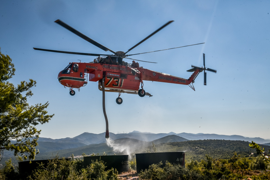 Εντυπωσιακό βίντεο: Πυροσβεστικό ελικόπτερο Ericsson κάνει ανεφοδιασμό από δεξαμενή