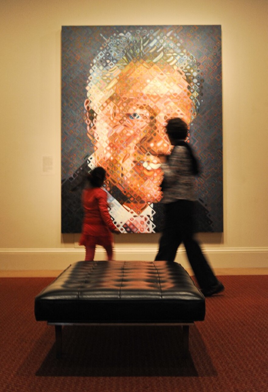 Τσακ Κλόους: Πέθανε στα 81 του ο διάσημος εικαστικός - Τα γιγάντια πορτραίτα, ο υπερρεαλισμός και τα σκάνδαλα