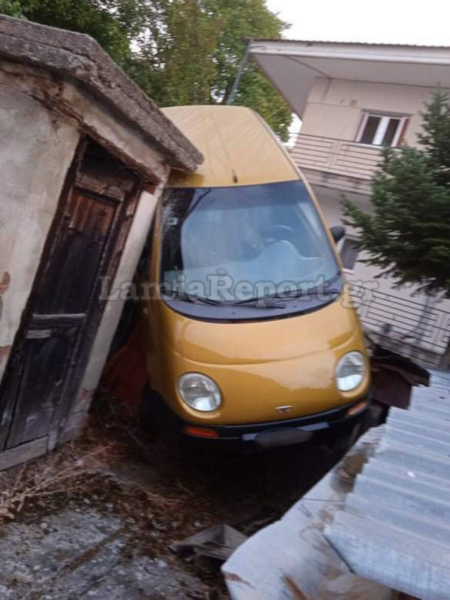 Φθιώτιδα: Αυτοκίνητο προσγειώθηκε σε αυλή και σφηνώθηκε σε μικρό οίκημα