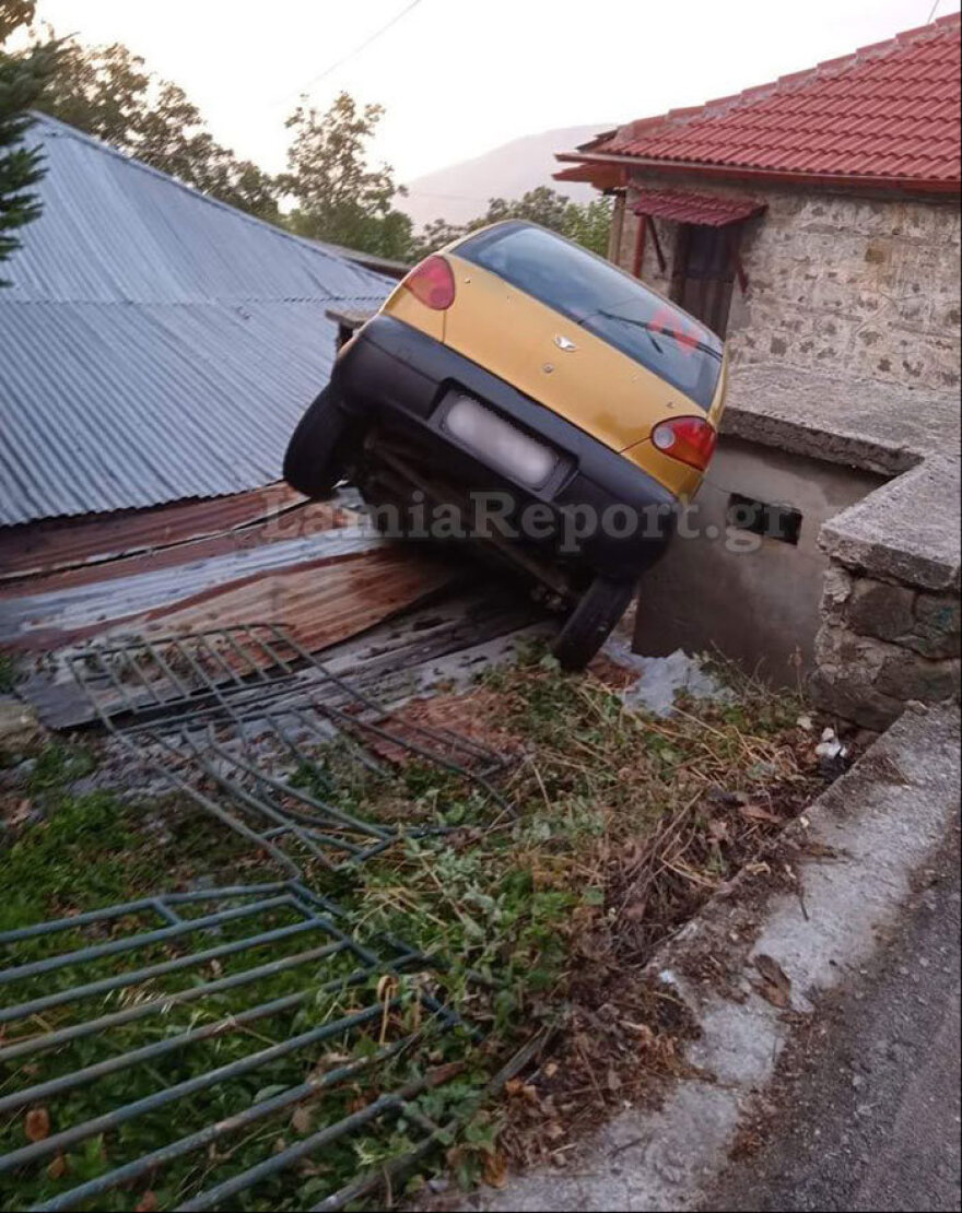 Φθιώτιδα: Αυτοκίνητο προσγειώθηκε σε αυλή και σφηνώθηκε σε μικρό οίκημα