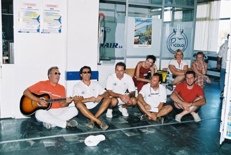 Θεσσαλονίκη: Μια ομάδα παιδικών φίλων «σκίζει» επί δεκαετίες τα κύματα σε ιστιοπλοϊκούς αγώνες