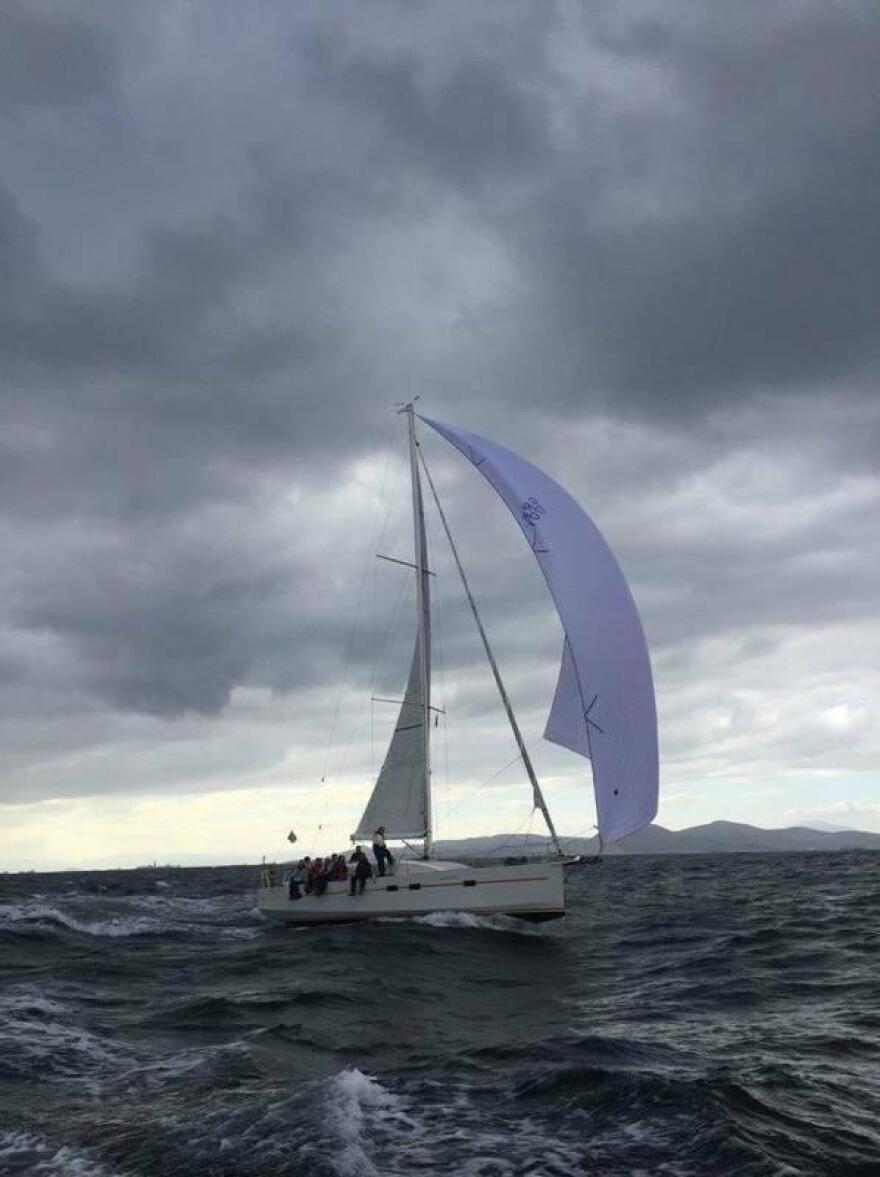 Θεσσαλονίκη: Μια ομάδα παιδικών φίλων «σκίζει» επί δεκαετίες τα κύματα σε ιστιοπλοϊκούς αγώνες