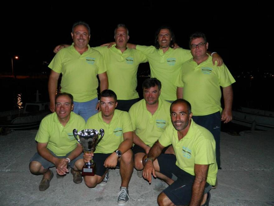 Θεσσαλονίκη: Μια ομάδα παιδικών φίλων «σκίζει» επί δεκαετίες τα κύματα σε ιστιοπλοϊκούς αγώνες