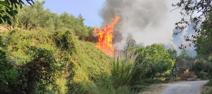 Ζάκυνθος: Φωτιά κοντά στην κοινότητα Αργάσι