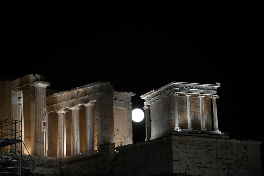Υπέροχες εικόνες από την Αυγουστιάτικη πανσέληνο - Δείτε φωτογραφίες 