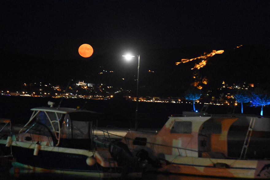 Υπέροχες εικόνες από την Αυγουστιάτικη πανσέληνο - Δείτε φωτογραφίες 