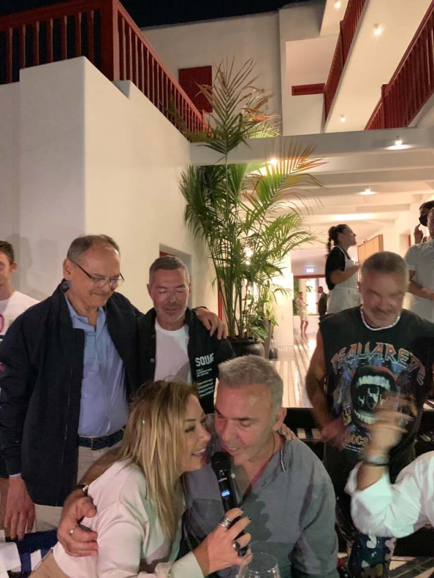 Στέλιος Ρόκκος και Μελίνα Ασλανίδου «τίμησαν» τους Dsquared με ένα τραγούδι στο νέο τους εστιατόριο στην Μύκονο 