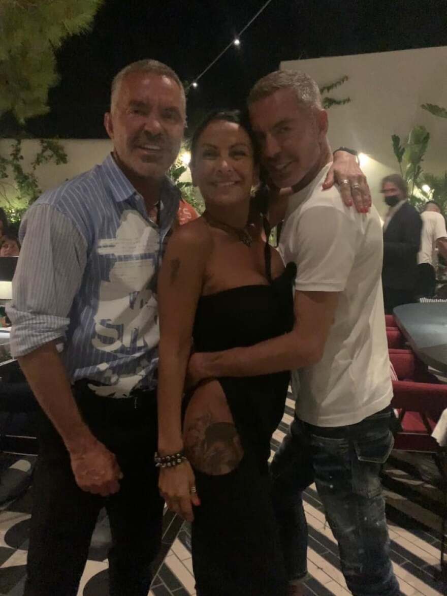 Στέλιος Ρόκκος και Μελίνα Ασλανίδου «τίμησαν» τους Dsquared με ένα τραγούδι στο νέο τους εστιατόριο στην Μύκονο 