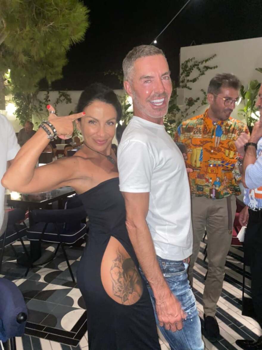 Στέλιος Ρόκκος και Μελίνα Ασλανίδου «τίμησαν» τους Dsquared με ένα τραγούδι στο νέο τους εστιατόριο στην Μύκονο 