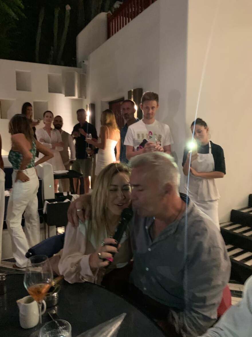 Στέλιος Ρόκκος και Μελίνα Ασλανίδου «τίμησαν» τους Dsquared με ένα τραγούδι στο νέο τους εστιατόριο στην Μύκονο 