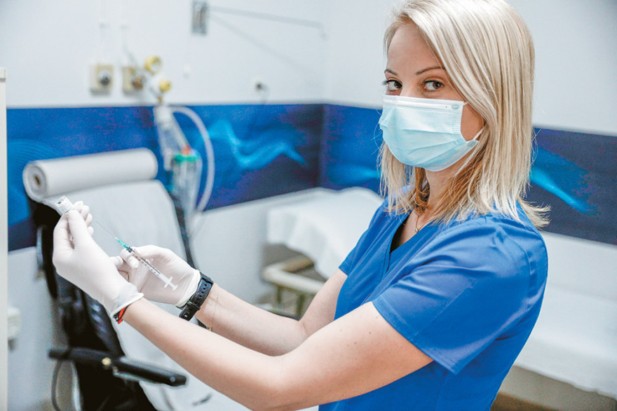 Εμβόλιο ή αναστολή και με τον νόμο: Με δικαστική βούλα εκτός εργασίας οι ανεμβολίαστοι