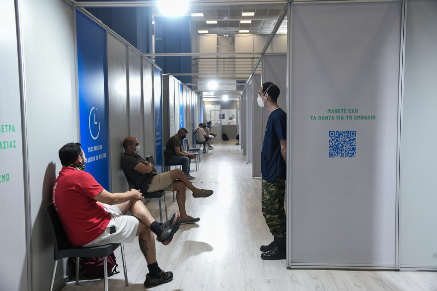 Εμβόλιο ή αναστολή και με τον νόμο: Με δικαστική βούλα εκτός εργασίας οι ανεμβολίαστοι