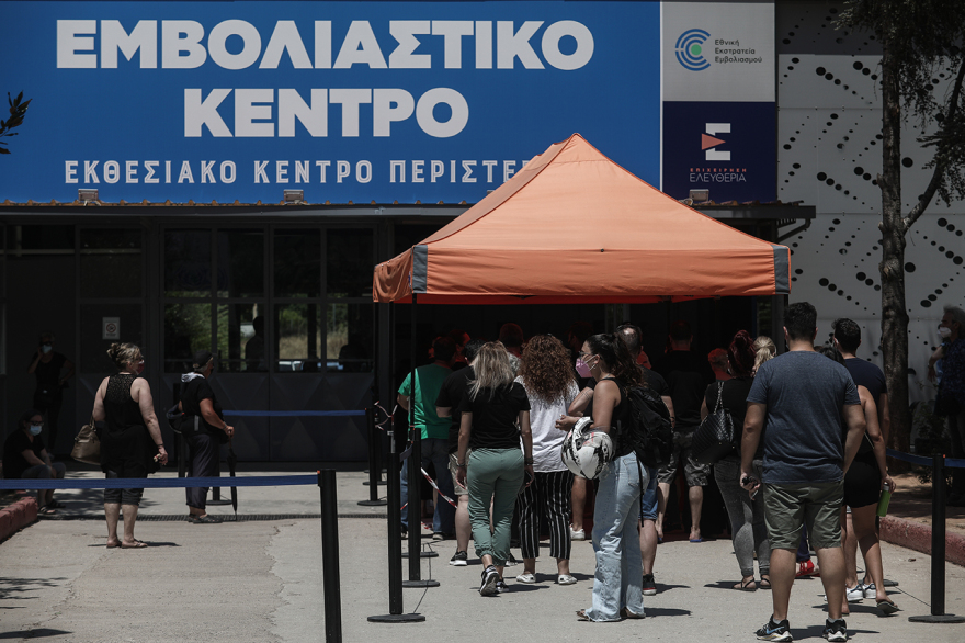 Εμβόλιο ή αναστολή και με τον νόμο: Με δικαστική βούλα εκτός εργασίας οι ανεμβολίαστοι