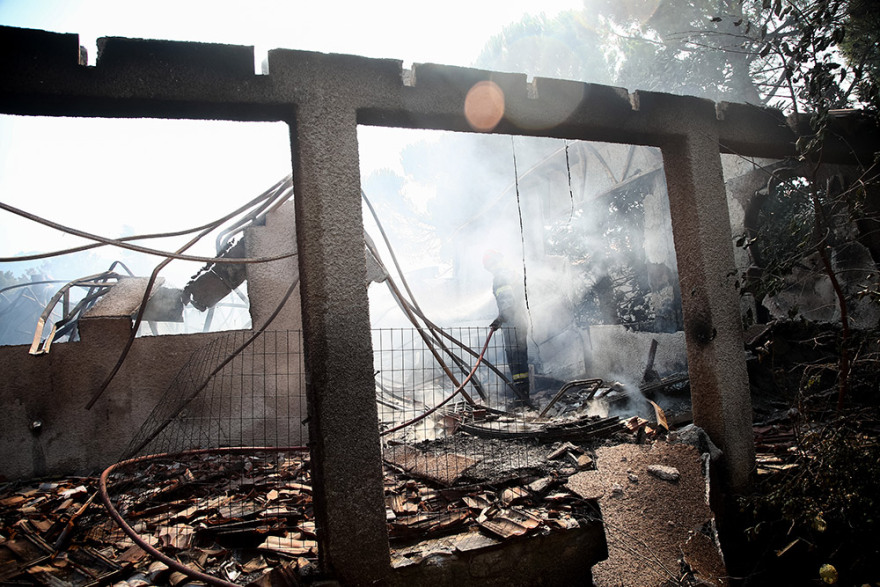 Φωτιά στα Βίλια: Κάηκαν σπίτια στον οικισμό Προφήτης Ηλίας  - Στη μάχη με τις φλόγες 21 εναέρια μέσα