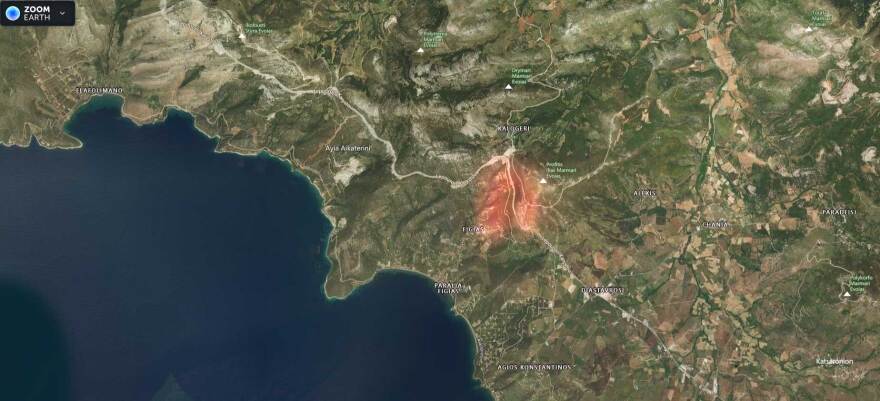 Φωτιά στην Κάρυστο: Καλύτερη η εικόνα -Οριοθετημένη στον οικισμό Κοκκίνη- Ζημιές σε σπίτια 