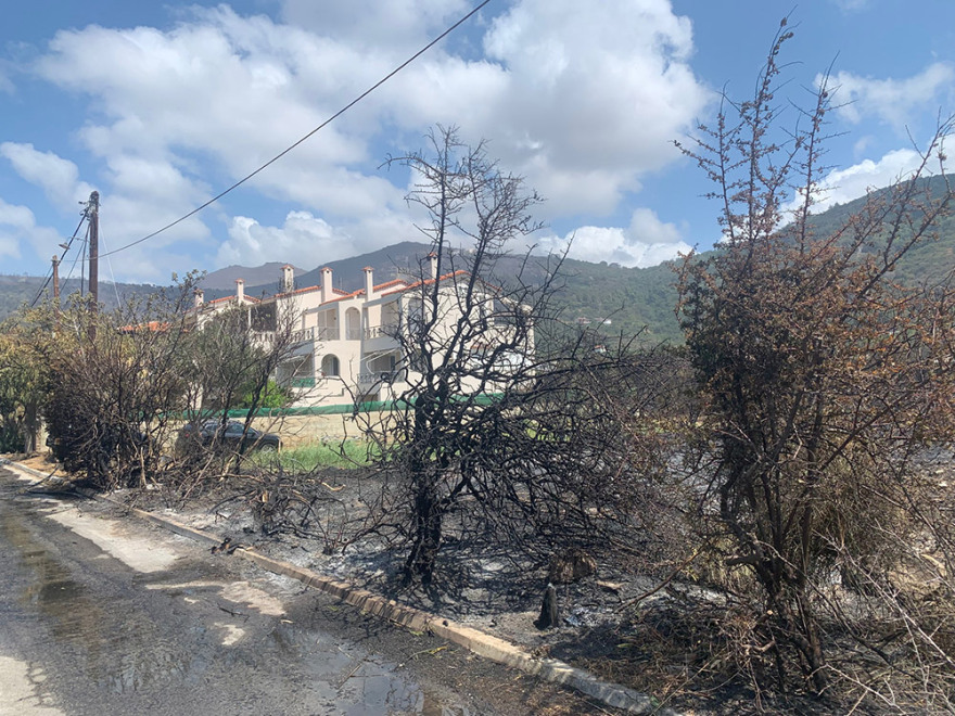 Φωτιά στο Μαρμάρι: Δείτε βίντεο και φωτογραφίες από τα σημεία που πέρασαν οι φλόγες