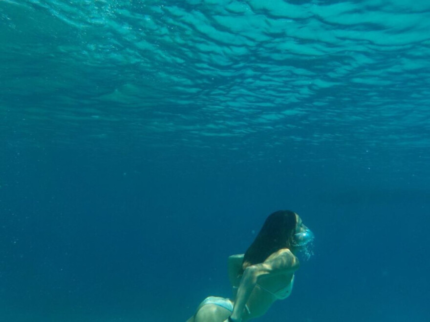 Μαρία Βοσκοπούλου: Οι εντυπωσιακές καλοκαιρινές λήψεις κάτω από το νερό 