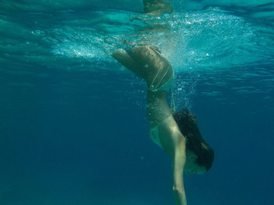 Μαρία Βοσκοπούλου: Οι εντυπωσιακές καλοκαιρινές λήψεις κάτω από το νερό 