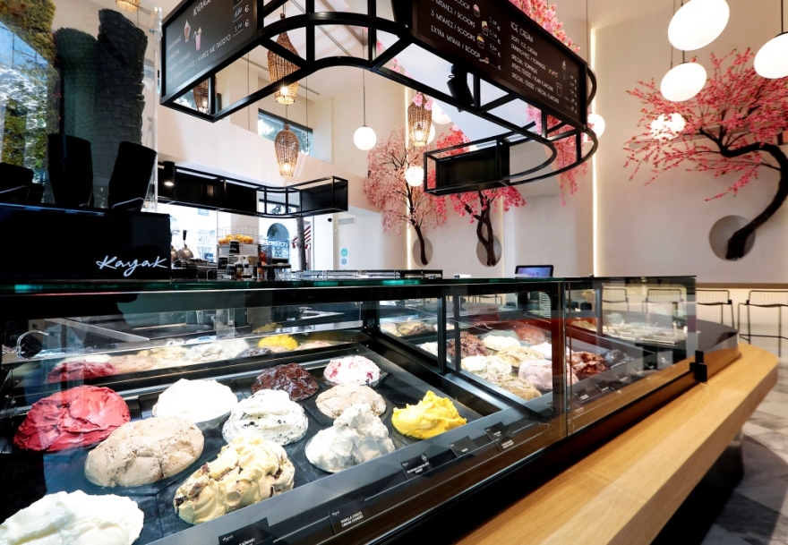 Και όμως η γεύση ανθίζει... στο νέο κατάστημα παγωτού Kayak