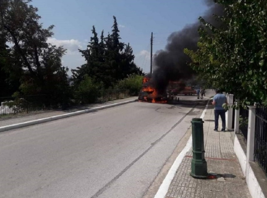 Χαλκιδική: Φωτιά σε φορτηγό ψυγείο στη Γαλάτιστα - Δείτε φωτογραφίες