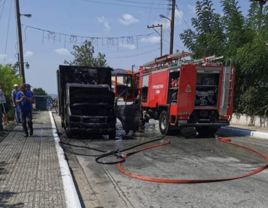 Χαλκιδική: Φωτιά σε φορτηγό ψυγείο στη Γαλάτιστα - Δείτε φωτογραφίες