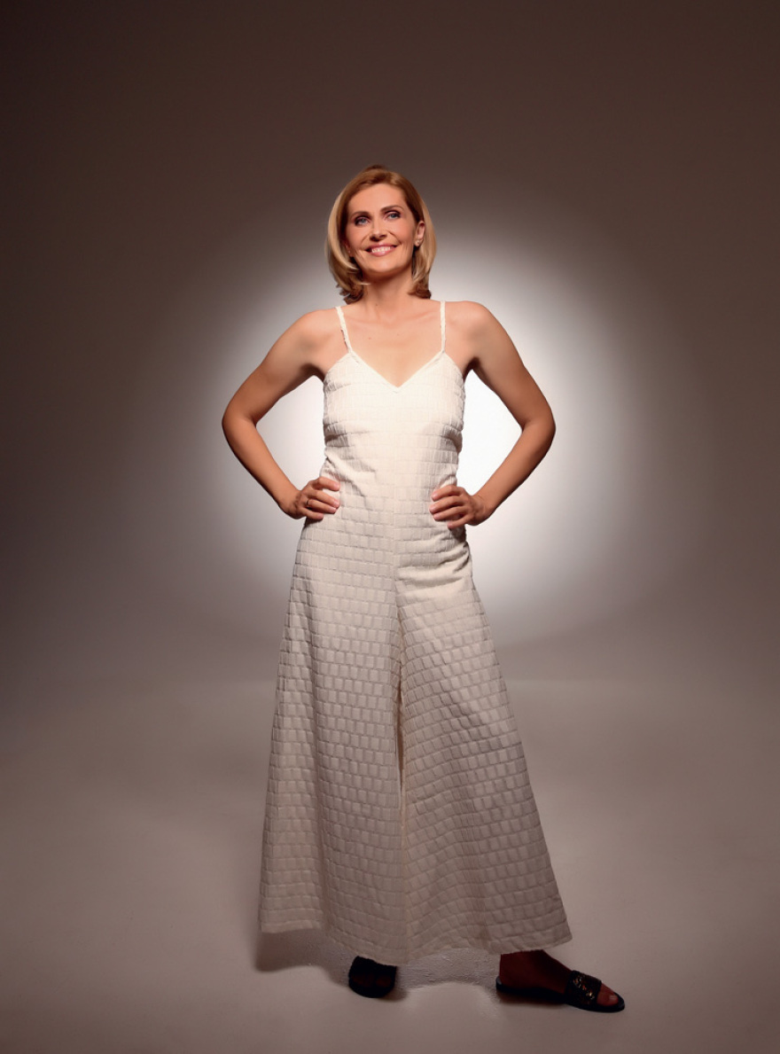 Γέλενα Πόποβιτς: Αυτή είναι η σκηνοθέτης που έκανε τον Σερβετάλη... Άγιο