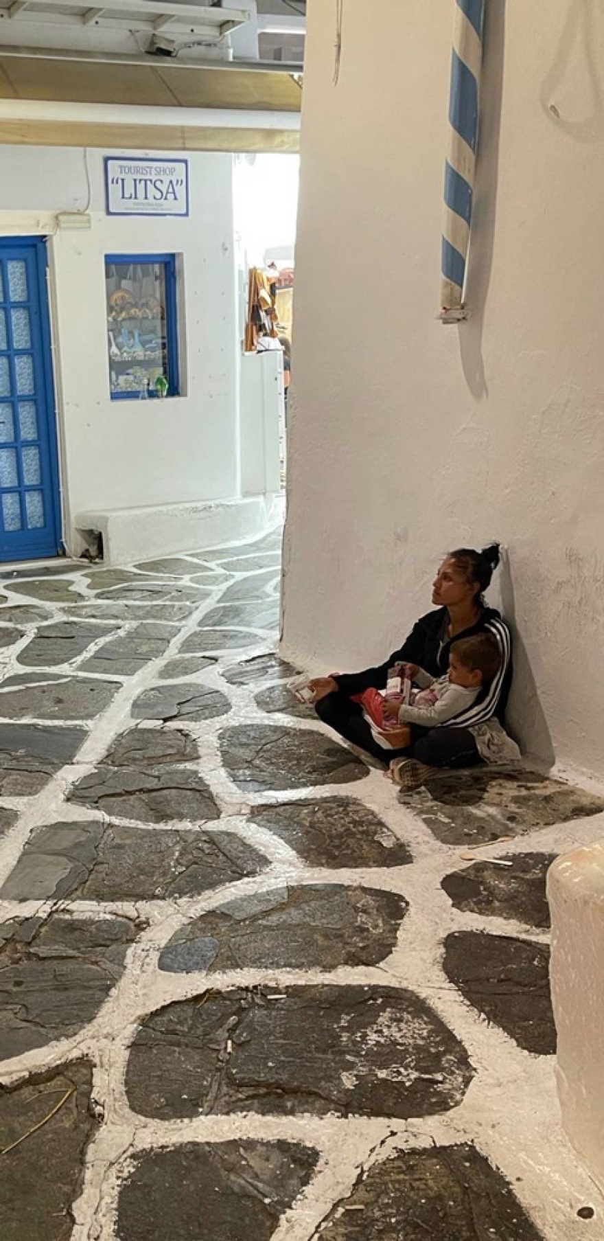 Μύκονος: Επαιτεία και κλοπές από ανήλικους «πορτοφολάδες» Ρομά δίπλα σε τουρίστες