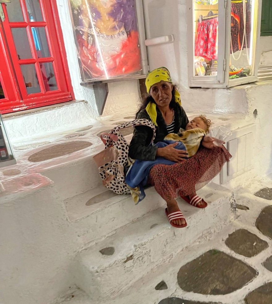 Μύκονος: Επαιτεία και κλοπές από ανήλικους «πορτοφολάδες» Ρομά δίπλα σε τουρίστες