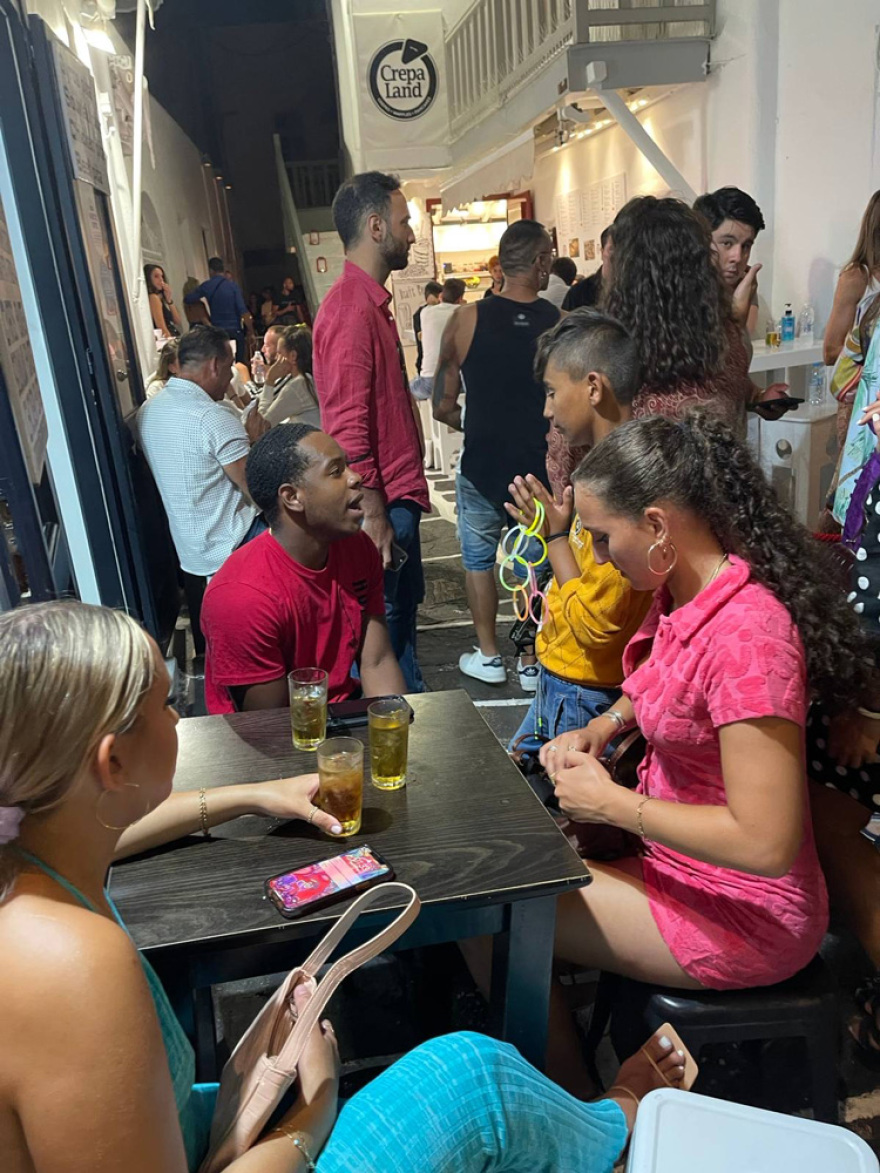 Μύκονος: Επαιτεία και κλοπές από ανήλικους «πορτοφολάδες» Ρομά δίπλα σε τουρίστες