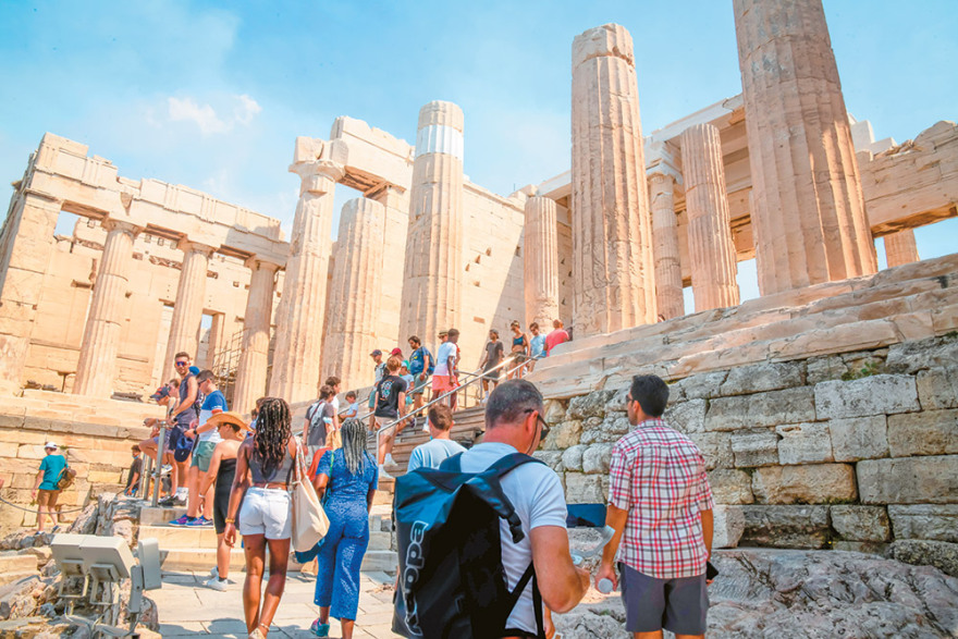 100.000 τουρίστες την ημέρα τον Αύγουστο