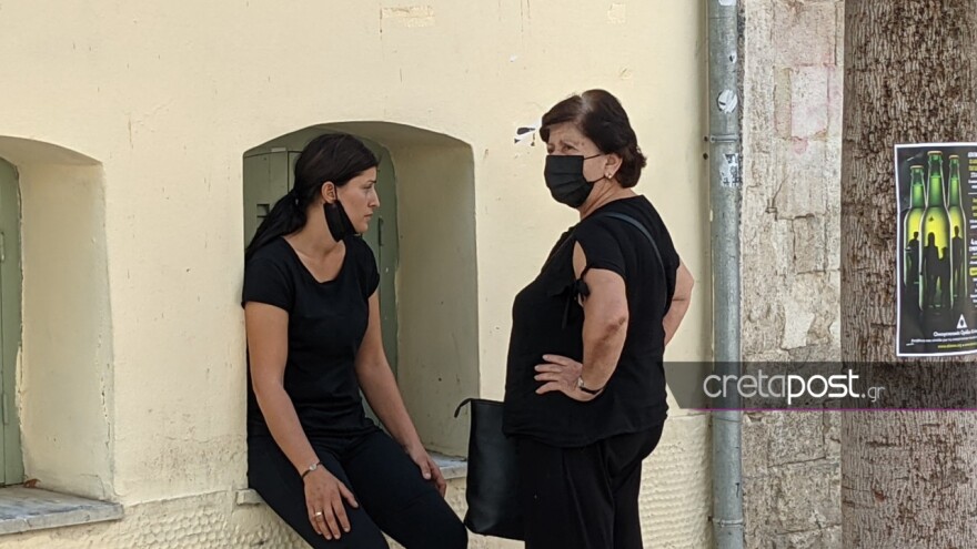 Έγκλημα στη Μεσαρά: Από την πίσω πόρτα στο δικαστήριο ο 27χρονος Ρουμάνος - Ξέσπασαν η μάνα και η χήρα του 39χρονου