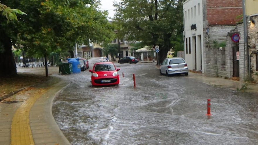Ιωάννινα: Ποτάμια οι δρόμοι από ισχυρή βροχόπτωση - Πεσμένα δέντρα και διακοπές ρεύματος (βίντεο)