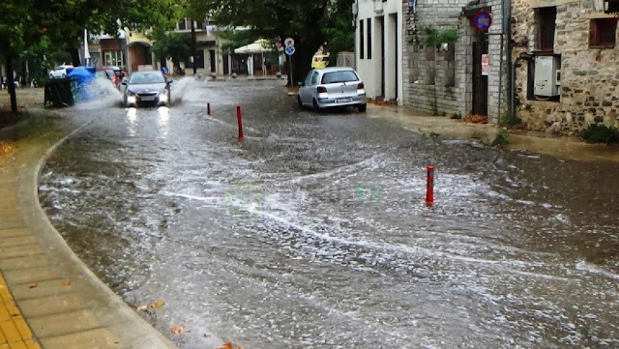 Ιωάννινα: Ποτάμια οι δρόμοι από ισχυρή βροχόπτωση - Πεσμένα δέντρα και διακοπές ρεύματος (βίντεο)